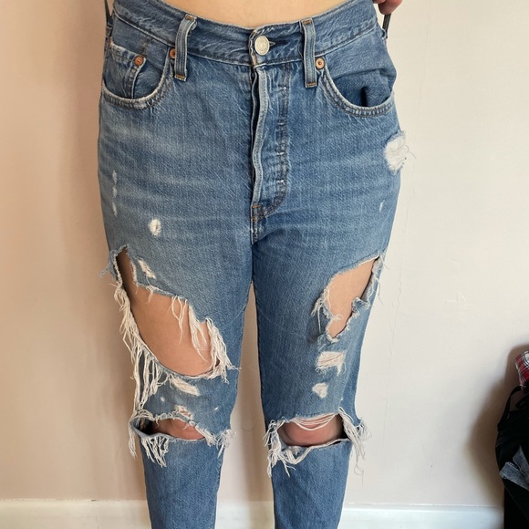 Original 501 Levi’s jean!! Perfect for petite women (5”1-5”3) - Picture 3 of 4